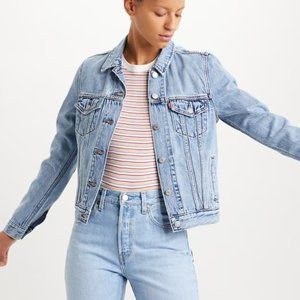 Levi’s Classic Trucker Jacket in Medium Light Wash